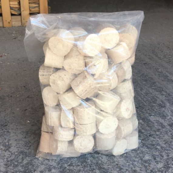 Brikety bez chemie – čisté lisované piliny Brikety z hoblin a pilin v pytlích