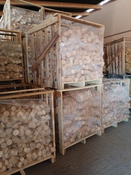 Brikety pod střechou – vždy suché a připravené k topení