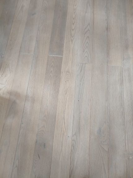 Jasanová podlaha, která dýchá přírodou